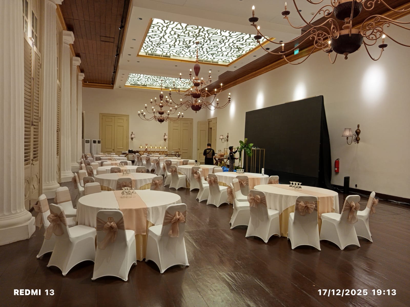 Sewa Meja Bulat Ancol Jakarta Utara